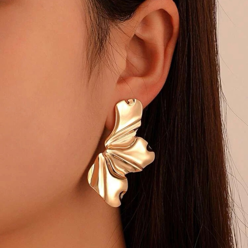 Stunning gold statement piece earrings!!